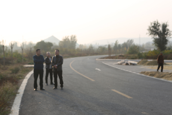 董事長(zhǎng)張長(zhǎng)河視察馬義公路至成峰公路連接線工程、峰峰礦區(qū)億達(dá)路東延工程工地